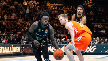 Barra Njie (Basketball Loewen Braunschweig, 13) im Dribbling gegen Lars Thiemann (RASTA Vechta, 21) Basketball Loewen Braunschweig vs. RASTA Vechta, Basketball, easyCredit Basketball Bundesliga, 12. Spieltag, Saison 2025 2026, 27.12.2025 Basketball Loewen Braunschweig vs. RASTA Vechta, Basketball, easyCredit Basketball Bundesliga, 12. Spieltag, Saison 2025 2026, 27.12.2025 Braunschweig *** Barra Njie Basketball Loewen Braunschweig, 13 dribbling against Lars Thiemann RASTA Vechta, 21 Basketball Loewen Braunschweig vs RASTA Vechta, Basketball, easyCredit Basketball Bundesliga, Matchday 12, Season 2025 2026, 27 12 2025 Basketball Loewen Braunschweig vs RASTA Vechta, Basketball, easyCredit Basketball Bundesliga, Matchday 12, Season 2025 2026, 27 12 2025 Braunschweig Copyright: xEibner-Pressefoto DamianxKruczynx EP_DKI