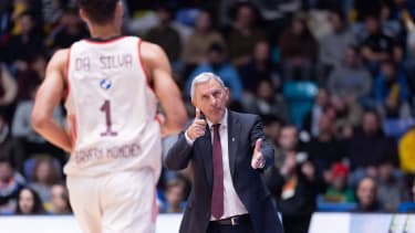 Frankfurt Skyliners - FC Bayern München Basketball, easyCredit BBL Trainer Svetislav Pesic (FC Bayern) lobt seinen Spieler Oscar da Silva (FC Bayern, 1). Spiel der easyCredit BBL zwischen den Frankfurt Skyliners und dem FC Bayern Basketball am 26. Dezember 2025 in der Süwag Energie ARENA in Frankfurt am Main., Frankfurt am Main Hessen Deutschland Süwag Energie ARENA *** Frankfurt Skyliners FC Bayern Munich Basketball, easyCredit BBL Coach Svetislav Pesic FC Bayern praises his player Oscar da Silva FC Bayern, 1 match of the easyCredit BBL between Frankfurt Skyliners and FC Bayern Basketball on December 26, 2025 at Süwag Energie ARENA in Frankfurt am Main , Frankfurt am Main Hessen Germany Süwag Energie ARENA