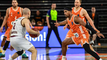 BKT Euro Cup; Ratiopharm Ulm gegen Lietkabelis Panevezys, Ratiopharm Arena Ulm, 02.01.2026 Dovis Bickauskis (BC Lietkabelis Panevezys, 2) und Justin Simon (Ratiopharm Ulm, 15) im defense. Ulm 02.01.2026. 12 Spieltag BKT EuroCup, Ratiopharm Ulm gegen Lietkabelis Panevezys, Ratiopharm Arena Ulm *** BKT Euro Cup Ratiopharm Ulm vs Lietkabelis Panevezys, Ratiopharm Arena Ulm, 02 01 2026 Dovis Bickauskis BC Lietkabelis Panevezys, 2 and Justin Simon Ratiopharm Ulm, 15 in defense Ulm 02 01 2026 12 Matchday BKT EuroCup, Ratiopharm Ulm vs Lietkabelis Panevezys, Ratiopharm Arena Ulm Copyright: xBEAUTIFULxSPORTS Märklx