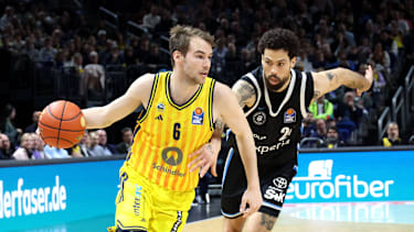 DEU, easyCredit BBL, ALBA vs. Hamburg, 17.02.2026, Uber-Arena, Berlin, DEU, easyCredit BBL, ALBA vs. Hamburg, im Bild MALTE DELOW (ALBA Berlin 6), Devon Daniels (Hamburg Towers 21) *** DEU, easyCredit BBL, ALBA vs Hamburg, 17 02 2026, Uber Arena, Berlin, DEU, easyCredit BBL, ALBA vs Hamburg, pictured MALTE DELOW ALBA Berlin 6 , Devon Daniels Hamburg Towers 21 nordphotoxGmbHx xEngler nph00076