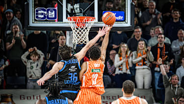 Neu Ulm, Deutschland, 14.03.26: Kristofer Krause (Science City Jena) und Mark Smith (ratiopharm ulm) im Zweikampf waehrend des Basketball Bundesliga Spiels zwischen ratiopharm ulm vs Science City Jena in der ratiopharm Arena am 14. März 2026 in Neu Ulm, Deutschland. (Foto von Harry Langer DeFodi Images) ratiopharm Arena, Germany, 14.03.26: Kristofer Krause (Science City Jena) und Mark Smith (ratiopharm ulm) battle for the ball during the Basketball Bundesliga match between ratiopharm ulm vs Science City Jena at Neu Ulm on March 14, 2026 in ratiopharm Arena, Germany. (Photo by Harry Langer DeFodi Images) (Photo by Harry Langer DeFodi Images) - *** Neu Ulm, Germany, 14 03 26 Kristofer Krause Science City Jena and Mark Smith ratiopharm ulm battle for the ball during the Basketball Bundesliga match between ratiopharm ulm vs Science City Jena at ratiopharm Arena on March 14, 2026 in Neu Ulm, Germany Photo by Harry Langer DeFodi Images ratiopharm Arena, Germany, 14 03 26 Kristofer Krause Science City Jena and Mark Smith ratiopharm ulm battle for the ball during the Basketball Bundesliga match between ratiopharm ulm vs Science City Jena at Neu Ulm on March 14, 2026 in ratiopharm Arena, Germany Photo by Harry Langer DeFodi Images Photo by Harry Langer DeFodi Images