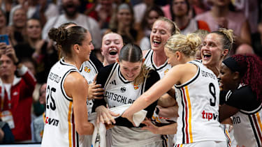 deutsche Mannschaft jubelt Jubel nach Sieg Spielende, Clara Bielefeld (Deutschland, 25), Luisa Geiselsoder (Deutschland, 15), Emma Eichmeyer (Deutschland, 09), Leonie Fiebich (Deutschland, 13), Alexis Peterson (Deutschland, 01), GER, Deutschland vs. Mali, Basketball, FIBA Women s World Cup 2026, Gruppenphase, Spieltag 3, 07.09.2026 GER, Deutschland vs. Mali, Basketball, FIBA Women s World Cup 2026, Gruppenphase, Spieltag 3, 07.09.2026 Berlin *** German team celebrates victory at the end of the game: Clara Bielefeld (Germany), 25; Luisa Geiselsoder (Germany), 15; Emma Eichmeyer (Germany), 09; Leonie Fiebich (Germany), 13; Alexis Peterson (Germany), 01, GER, Germany vs. Mali, basketball, 2026 FIBA Women’s World Cup, group stage, Matchday 3, September 7, 2026, GER, Germany vs. Mali, basketball, 2026 FIBA Women’s World Cup, group stage, Matchday 3, September 7, 2026, Berlin Copyright: xEibner-Pressefoto MaxxVincenx EP_MVN