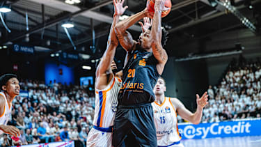 easycredit BBL Basketball Bundesliga 2026 2027 4. Spieltag Science City Jena vs NINERS Chemnitz am 04.10.2026 Urald King (Chemnitz) Duell gegen drei Gegenspieler Sparkassen Arena *** easycredit BBL Basketball Bundesliga 2026-2027, Matchday 4: Science City Jena vs. NINERS Chemnitz on October 4, 2026-Urald King of Chemnitz takes on three opponents at Sparkassen Arena