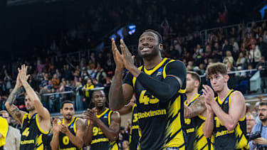 Rostock, Deutschland 20. Oktober 2026: BKT EuroCup - 2026 2027 - Gruppenphase - Gruppe A - Sp. 4 - Rostock Seawolves gegen Aris Thessaloniki Im Bild: Thanasis Antetokounmpo (Aris Thessaloniki) und die Mannschaft von Aris feiern mit den Fans *** Rostock, Germany, October 20, 2026 BKT EuroCup 2026-2027 Group Stage, Group A, Game 4: Rostock Seawolves vs. Aris Thessaloniki Pictured: Thanasis Antetokounmpo of Aris Thessaloniki and the Aris team celebrating with the fans Copyright: xFotostandx xVoelkerx