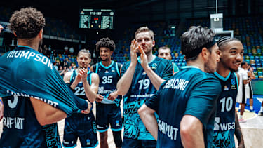 Jubel (Skyliners Frankfurt) GER, Skyliners Frankfurt vs. U-BT Cluj-Napoca, Basketball, BKT EUROCUP, 5. Spieltag, Spielzeit 2026 2027, 27.10.2026 GER, Skyliners Frankfurt vs. U-BT Cluj-Napoca, Basketball, BKT EUROCUP, 5. Spieltag, Spielzeit 2026 2027, 27.10.2026 Suewag Energie Arena *** Cheers for Skyliners Frankfurt GER, Skyliners Frankfurt vs. U BT Cluj Napoca, Basketball, BKT EUROCUP, Matchday 5, 2026-2027 Season, October 27, 2026 GER, Skyliners Frankfurt vs. U BT Cluj Napoca, Basketball, BKT EUROCUP, Matchday 5, 2026-2027 Season, October 27, 2026 Suewag Energie Arena Copyright: xEibner-Pressefoto AttilaxZigax EP_AZA