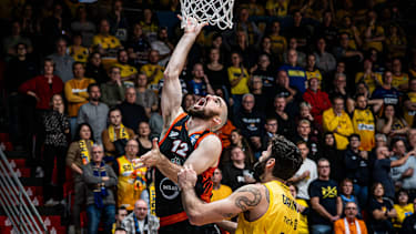 easyCredit BBL - Phoenix Hagen vs. RASTA Vechta, Hagen, 30.10.2026, Ischelandhalle Hagen Tommy Kuhse (12, RASTA Vechta, PG) mit dem Korbleger gegen Patricio Garino Gullotta (29, Phoenix Hagen, SF); easyCredit BBL - Phoenix Hagen vs. RASTA Vechta, Hagen, 30.10.2026, Ischelandhalle Hagen *** easyCredit BBL Phoenix Hagen vs. RASTA Vechta, Hagen, October 30, 2026, Ischelandhalle, Hagen: Tommy Kuhse 12, RASTA Vechta, PG, scores a layup against Patricio Garino Gullotta 29, Phoenix Hagen, SF; easyCredit BBL Phoenix Hagen vs. RASTA Vechta, Hagen, October 30, 2026, Ischelandhalle, Hagen Copyright: xBEAUTIFULxSPORTS Piepenstockx