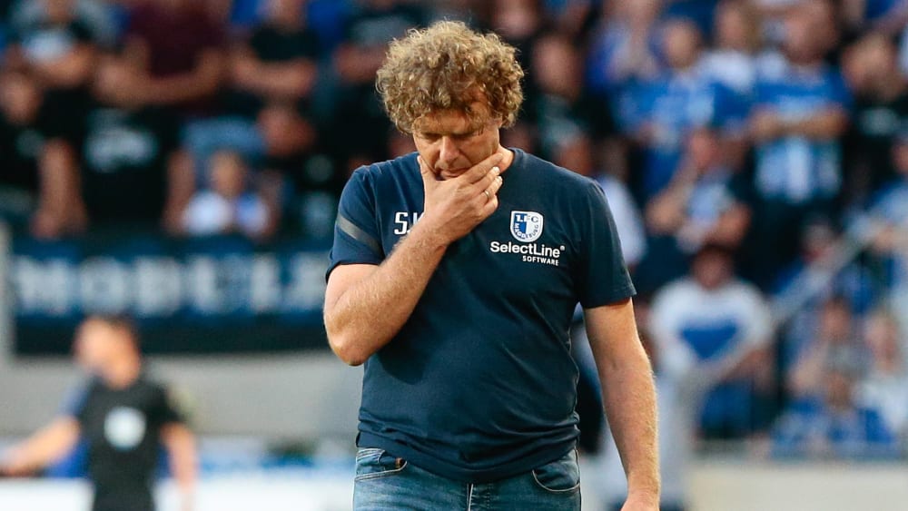 Denkerpose: Magdeburgs Coach Stefan Krämer stellt vor dem Spiel gegen den SV Meppen einige personelle Überlegungen an.