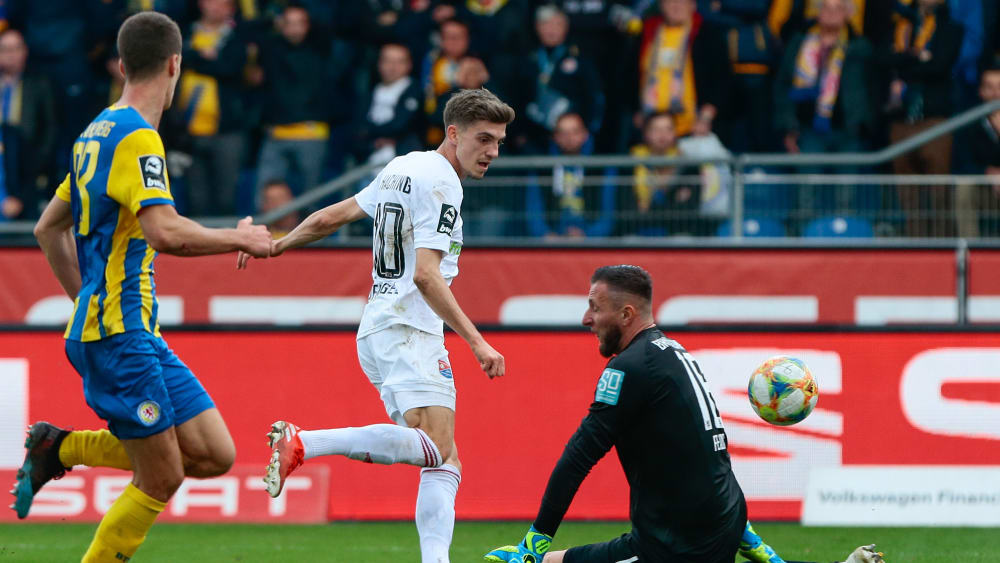 Hatte das späte 1:0 für Unterhaching auf dem Fuß: Lucas Hufnagel (M.).