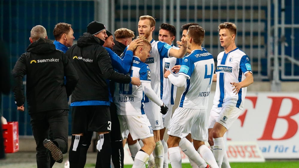 Jubeltraube: Der 1. FC Magdeburg feiert den Premierentreffer von Andreas Müller - und den ersten Saisonsieg.