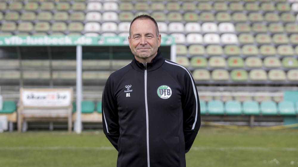 Lübecks Sportdirektor Rocco Leeser heute in ungewohnter Rolle: Er muss Trainer Rolf Martin Landerl vertreten.