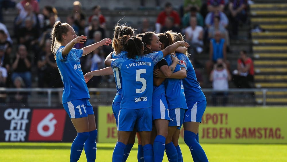 Frankfurter Freude: FFC-Spielerinnnen bejubeln das zwischenzeitliche 1:0 durch Feiersinger.