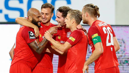 Die Spieler des Halleschen FC bejubeln einen Treffer beim Sieg gegen Jena