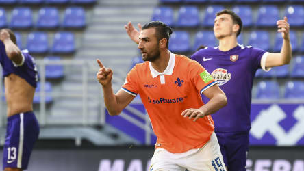 Darmstadts Serdar Dursun (Mitte) bejubelt seinen Treffer zum 2:1 gegen Aue.
