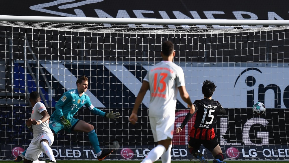 Das erste Gegentor für die Bayern: Manuel Neuer wird von Daichi Kamada überwunden.
