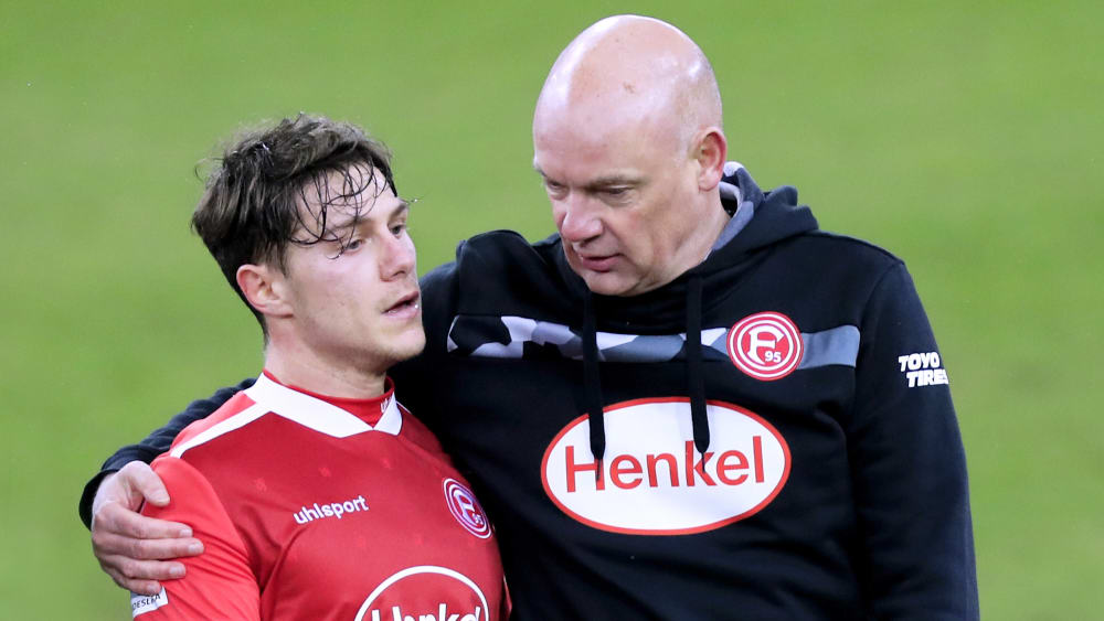 Düsseldorfs Chefcoach Uwe Rösler mit dem griechischen Nationalspieler Leonardo Koutris.