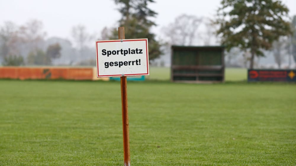 Abbruch in Mecklenburg-Vorpommern: Die Sportplätze bleiben auch in diesem Bundesland erstmal verwaist.