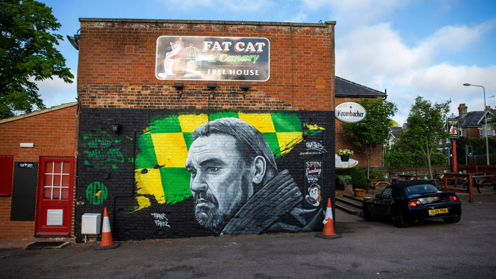 Ein Wandgemälde von Daniel Farke in Norwich.