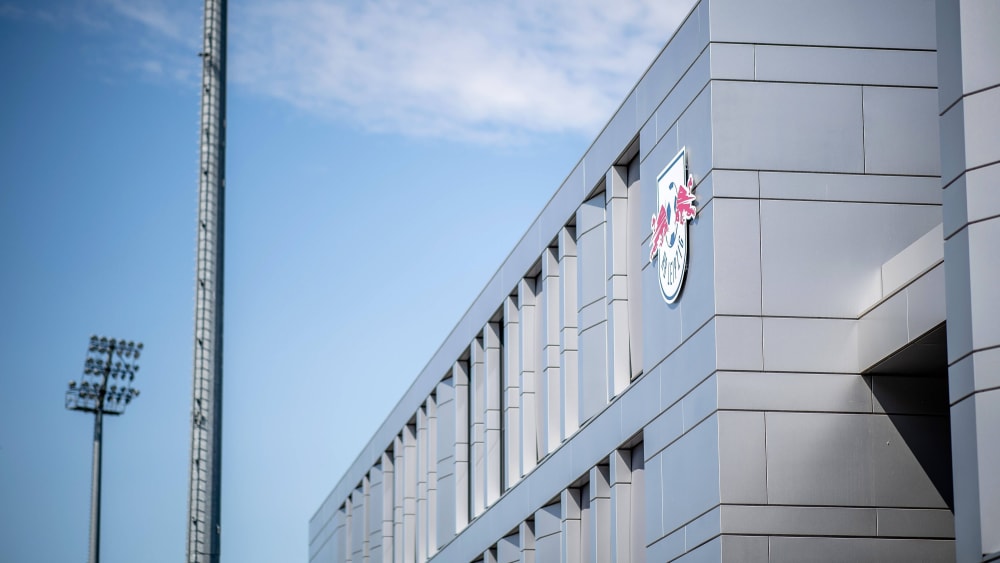 Die neue Geschäftsstelle liegt nahe der Akademie (im Bild) von RB Leipzig