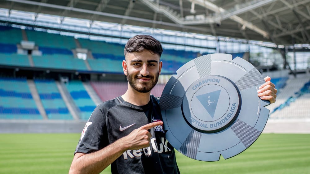 Umut Gueltekin (RBLZ) Umut Gueltekin from RBLZ Gaming, the RB Leipzig esport team, receives the championship trophy of the Virtual Bundesliga June 9, 2021: Leipzig, Red Bull Arena.  Umut Gueltekin *** Honor Umut Gueltekin RBLZ Umut Gueltekin of RBLZ Gaming, the Esport Team of RB Leipzig, gets the championship cup of the Virtual Bundesliga 9 June 2021 Leipzig, Red Bull Arena Honor Umut Gueltekin