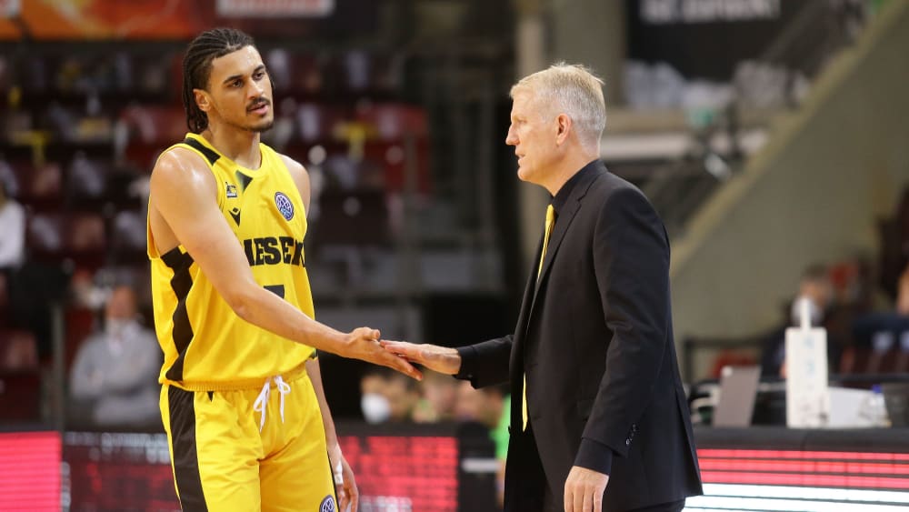 Head coach John Patrick (right) lost with Ludwigsburg and Jonathan Behre for the first time in this year's Champions League season.