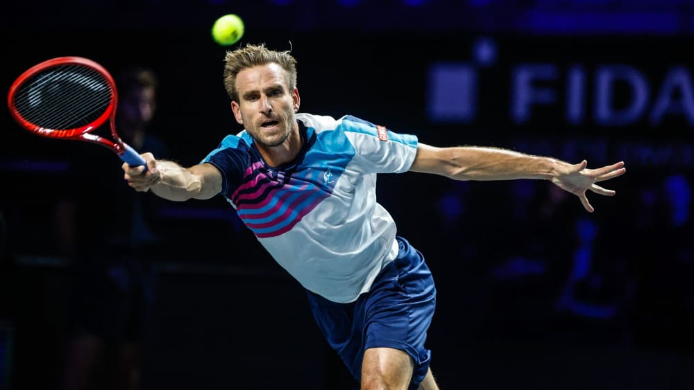 Stretching in vain: For Peter Gojowczyk it was over in lap one.
