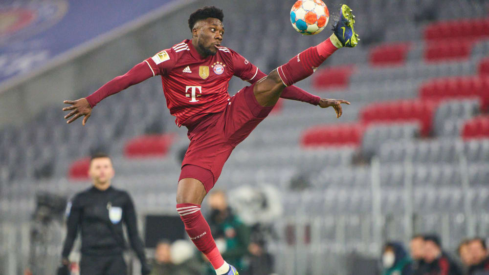 Alphonso DAVIES, FCB 19 in the match FC BAYERN MÜNCHEN - VFL WOLFSBURG 4-0 1.German Football League on Dec 17, 2021 in Munich, Germany. Season 2021 2022, matchday 17, 1.Bundesliga, FCB, München, 17.Spieltag. FCB