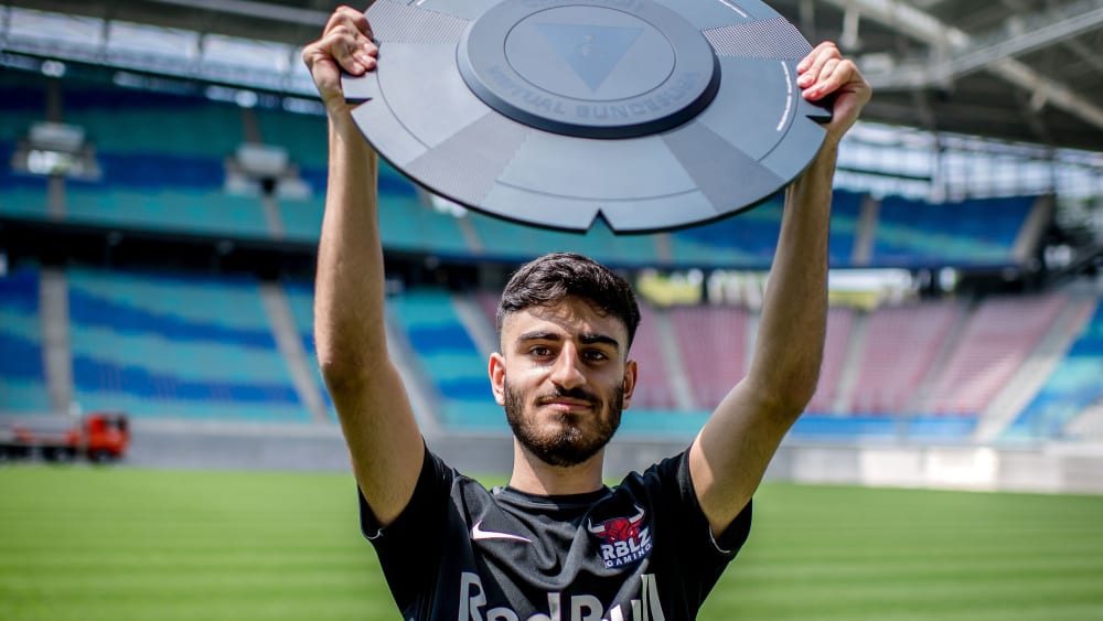 Ehrung Umut Gueltekin (RBLZ) / Umut Gueltekin von RBLZ Gaming, dem Esport-Team von RB Leipzig, bekommt die Meisterschale der Virtual Bundesliga / 9. Juni 2021: Leipzig, Red Bull Arena. Foto: motivio