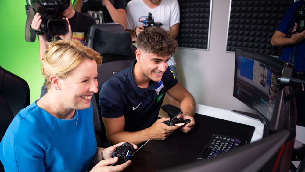 BERLIN, GERMANY - AUGUST 28: Female High Government Official in charge of Family Affairs Dr.  Franziska Giffey plays Fif with e-athlete Elias Nerlich during the Hertha BSC eSport Academy inspection on August 28, 2019 in Berlin, Germany.  (Photo: Florian Pohl / City-Press via Getty Images)