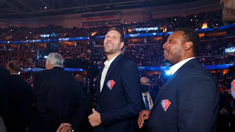 NBA-Legende: Dirk Nowitzki, hier beim All-Star-Game in Cleveland neben Paul Pierce.