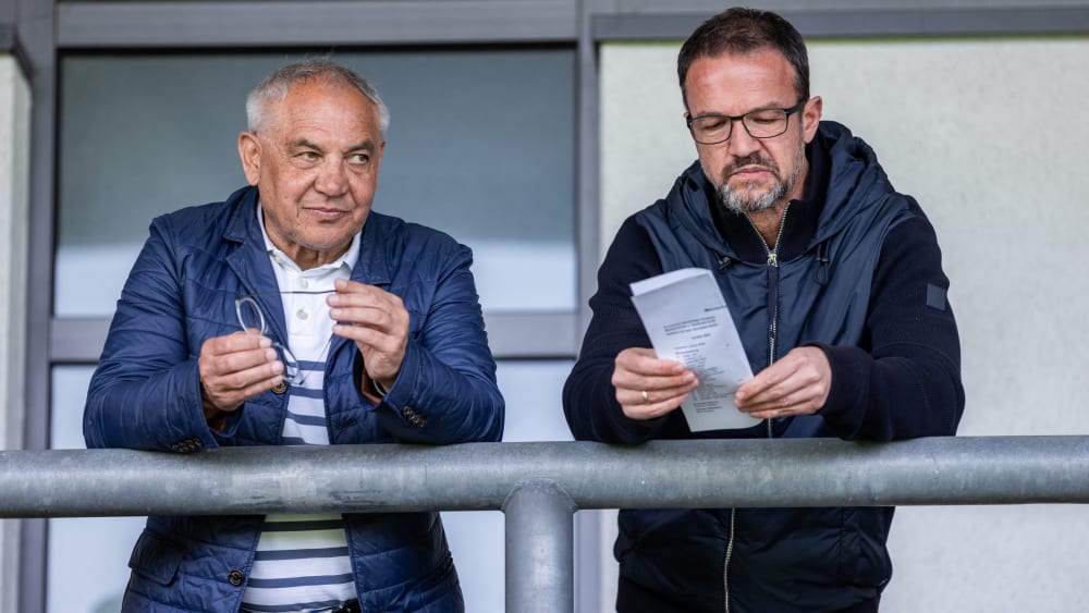 Sehen die Terminierung des 33. Spieltags mit Zwiespalt: Felix Magath und Fredi Bobic (re.).