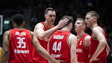 Basketball: WM-Qualifikation, Deutschland - Schweden, Europa, 2. Runde, Gruppe J, 5. Spieltag, Süwag Energie Arena. Die Deutschen Spieler Karim Jallow (l-r), Johannes Voigtmann, David Krämer, Justus Hollatz und Jonas Richter stehen zusammen. Deutschland gewann 73:66.