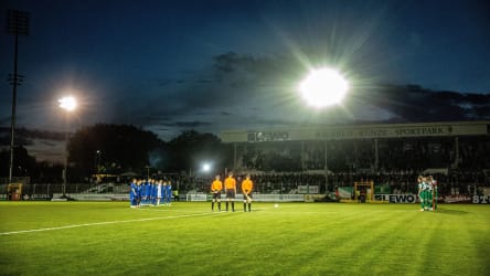 Stimmungsvoll, aber begrenzt fanfreundlich: Die BSG Chemie Leipzig wird den BFC Dynamo wochentags unter Flutlicht empfangen.