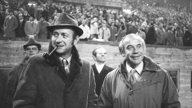 6600 Mark Mehrwertsteuer waren Geschäftsführer Helmut Grashoff (li., mit Trainer Hennes Weisweiler) zu viel.