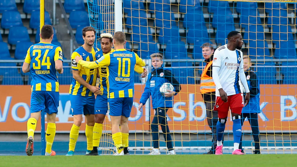 Drittligist Eintracht Braunschweig schenkte Zweitliga-Primus HSV zwei Tore ein.
