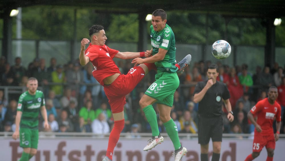 Zweikampfbetont: Augsburgs Ruben Vargas (links) und Fürths Marco Meyerhöfer im Luftduell um den Ball.