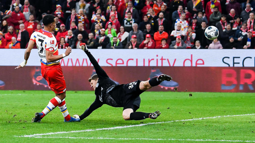 Starke Parade: Alexander Nübel lenkt Robin Quaisons Schuss an den Querbalken.