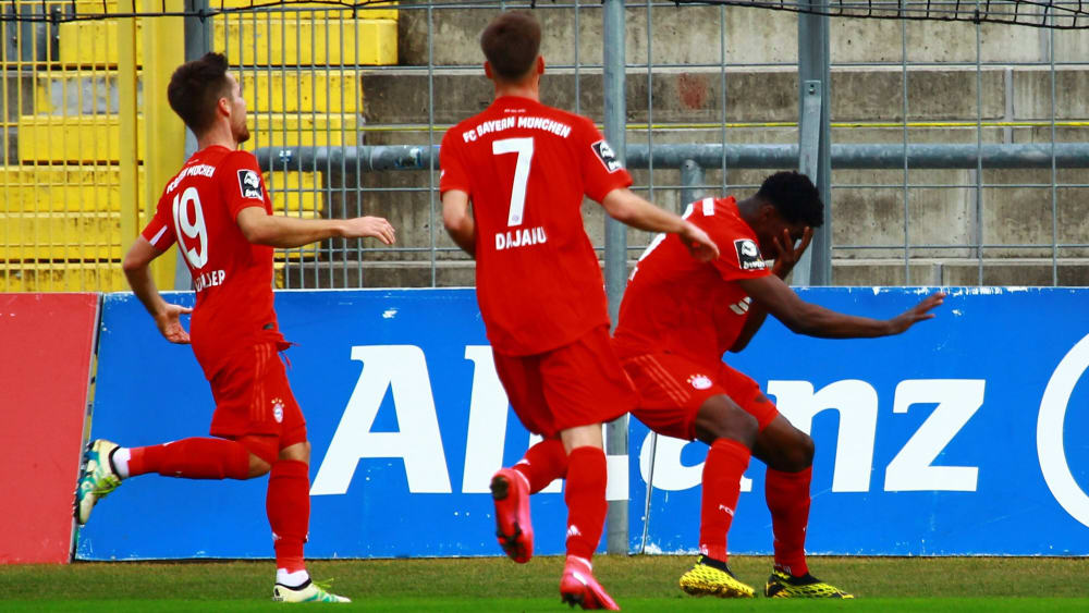 Kwasi Okyere Wriedt (r.) feiert seinen Treffer.