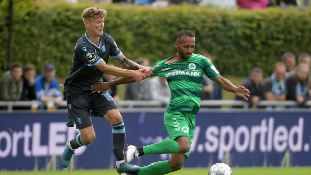 Oben wie unten: Dieses Foul von Sechzigs Benjamin Kindsvater (links) an Fürths Julian Green fasst die Partie gut zusammen.