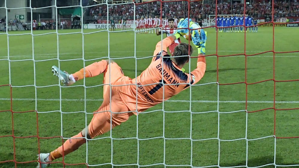 Der letzte Held eines dramatischen Abends: Oliver Baumann parierte zwei Elfmeter und bescherte Hoffenheim den Sieg.
