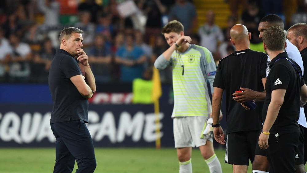 Nachdenklich: Während U-21-Coach Stefan Kuntz grübelt, kommen Torhüter Alexander Nübel im Hintergrund die Tränen.