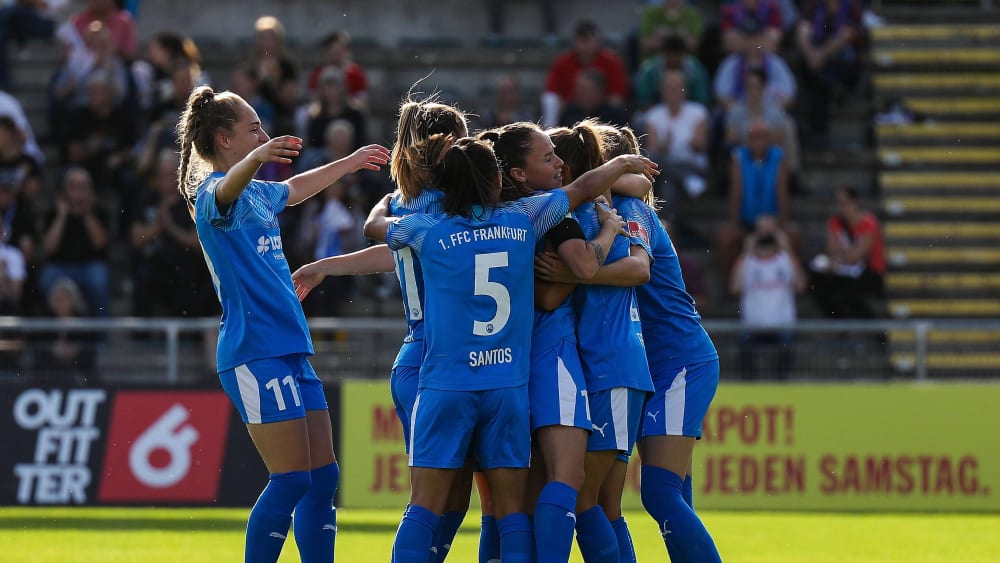 Frankfurter Freude: FFC-Spielerinnnen bejubeln das zwischenzeitliche 1:0 durch Feiersinger.
