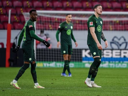 Erst den Start verpennt, dann ideenlos: Wolfsburg um Dodi Lukebakio und Wout Weghorst (re.).