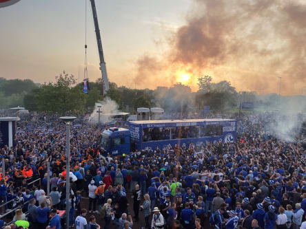 Die Schalker kommen an.