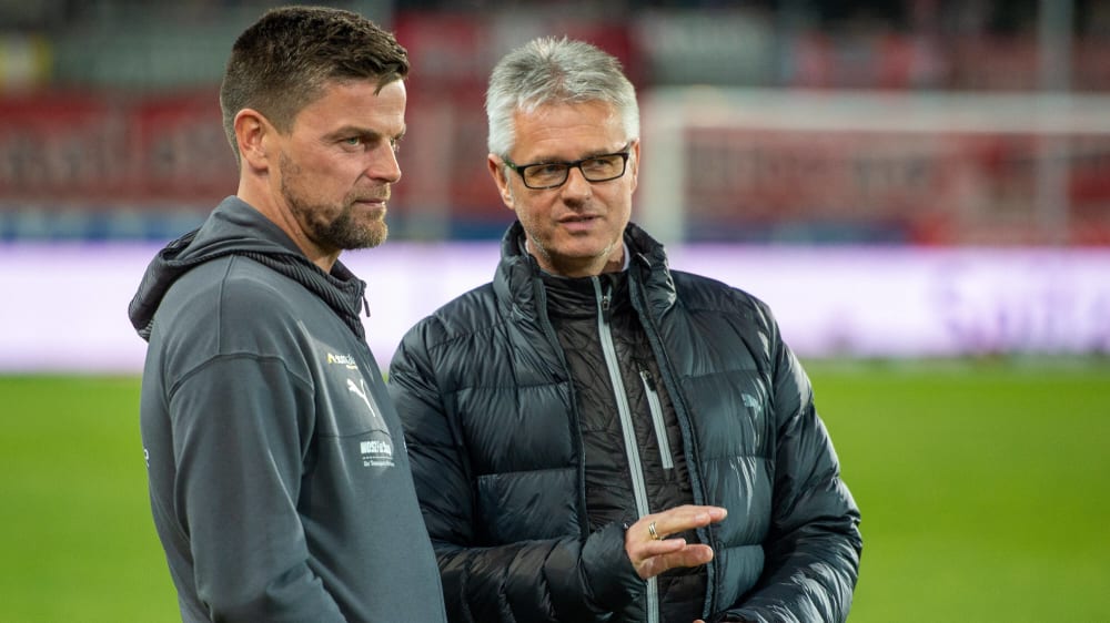 Ungewisse Zukunft? Halles Trainer Torsten Ziegner (li.) steht in der Kritik, Sportchef Ralf Heskamp will die Situation analysieren.