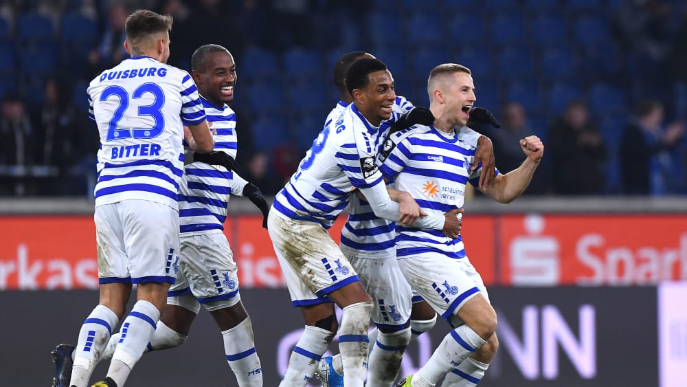 Erzielte den viel umjubelten 2:1-Endstand für die Zebras: Lukas Scepanik (rechts).