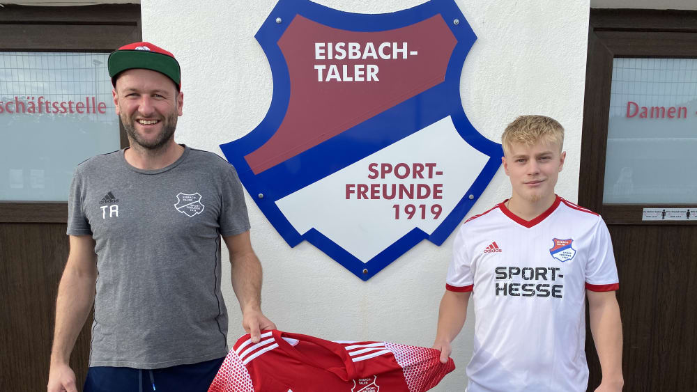 Eisbachtals Trainer Marco Reifenscheidt (links) freut sich &#252;ber seinen offensiven Neuzugang Alen Muharemi (rechts). 