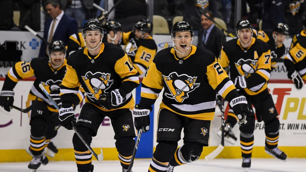 Dominik Kahun führt die Jubeltraube der Pittsburgh Penguins an