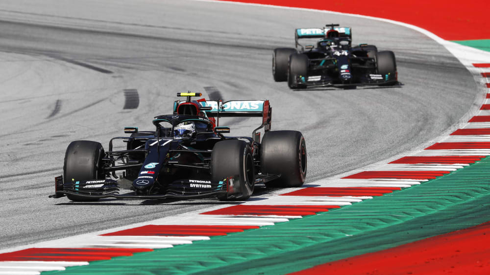Das Mercedes-Duo kam als erster ins Ziel. Doch Hamilton verpasste wegen einer Zeitstrafe das Podium.