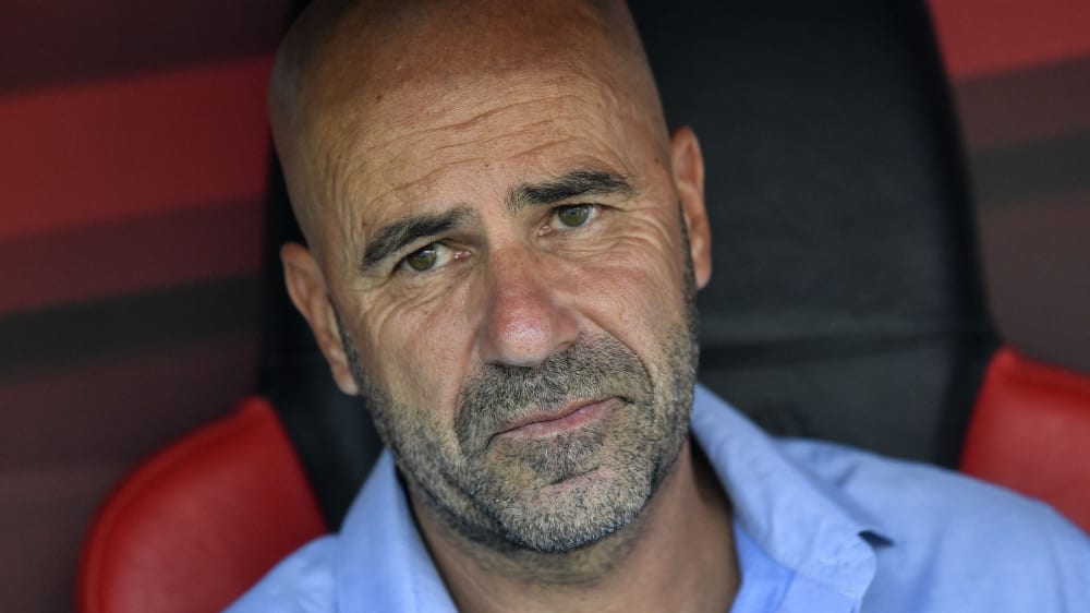 Peter Bosz, Trainer von Bayer Leverkusen, verteilt kleine ...