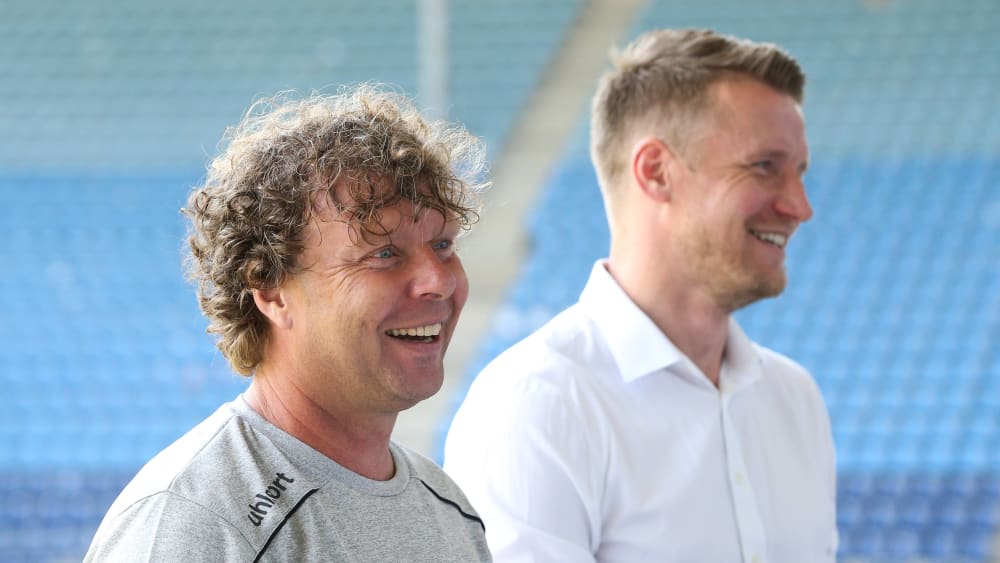 1.FC Magdeburg-Coach Stefan Krämer lacht gemeinsam mit dem Leiter der Lizenzspielerabteilung Maik Franz.